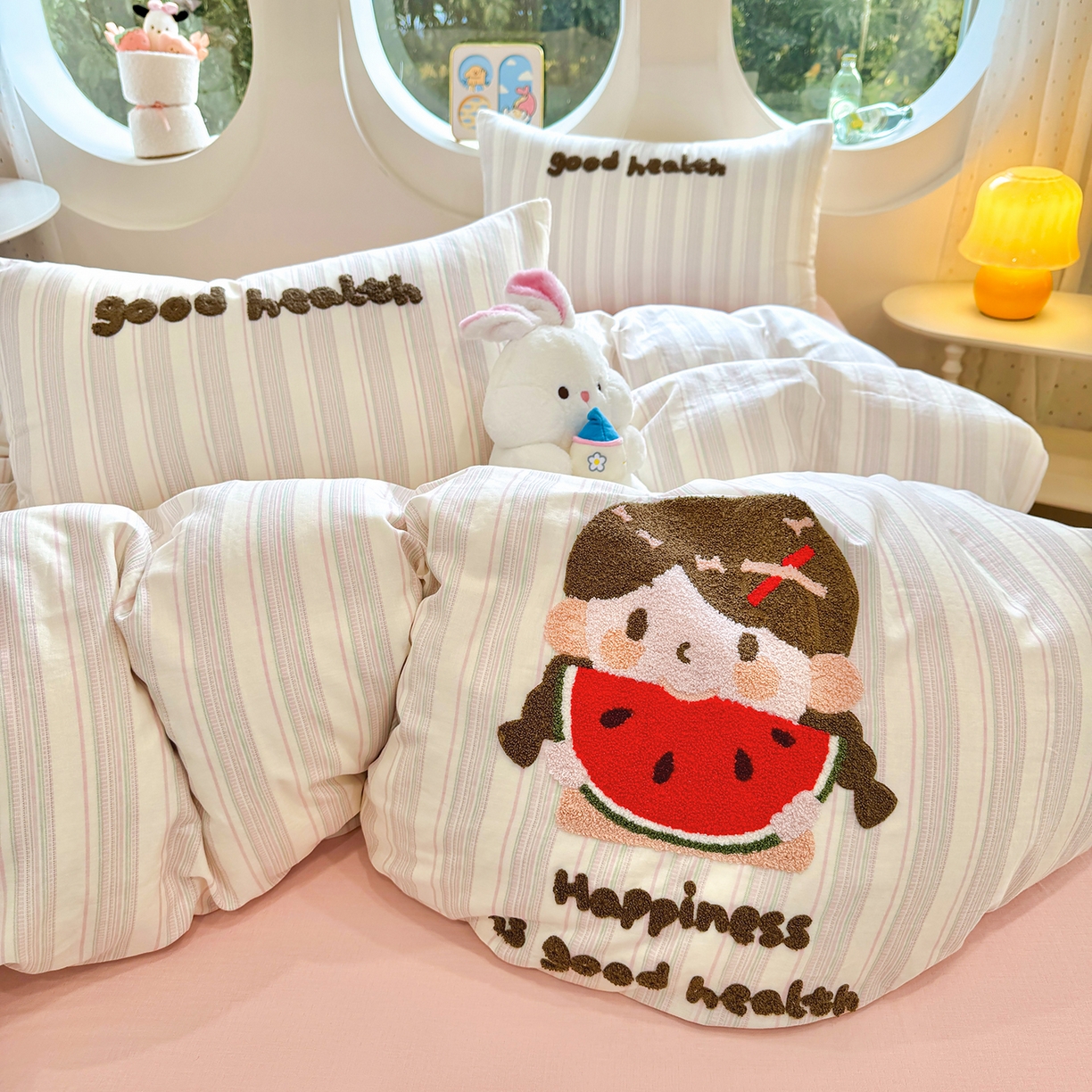 91家纺网 家纺一手货源 找家纺 爱思佳 2026新款双层纱印+毛巾绣系列四件套 西瓜女孩