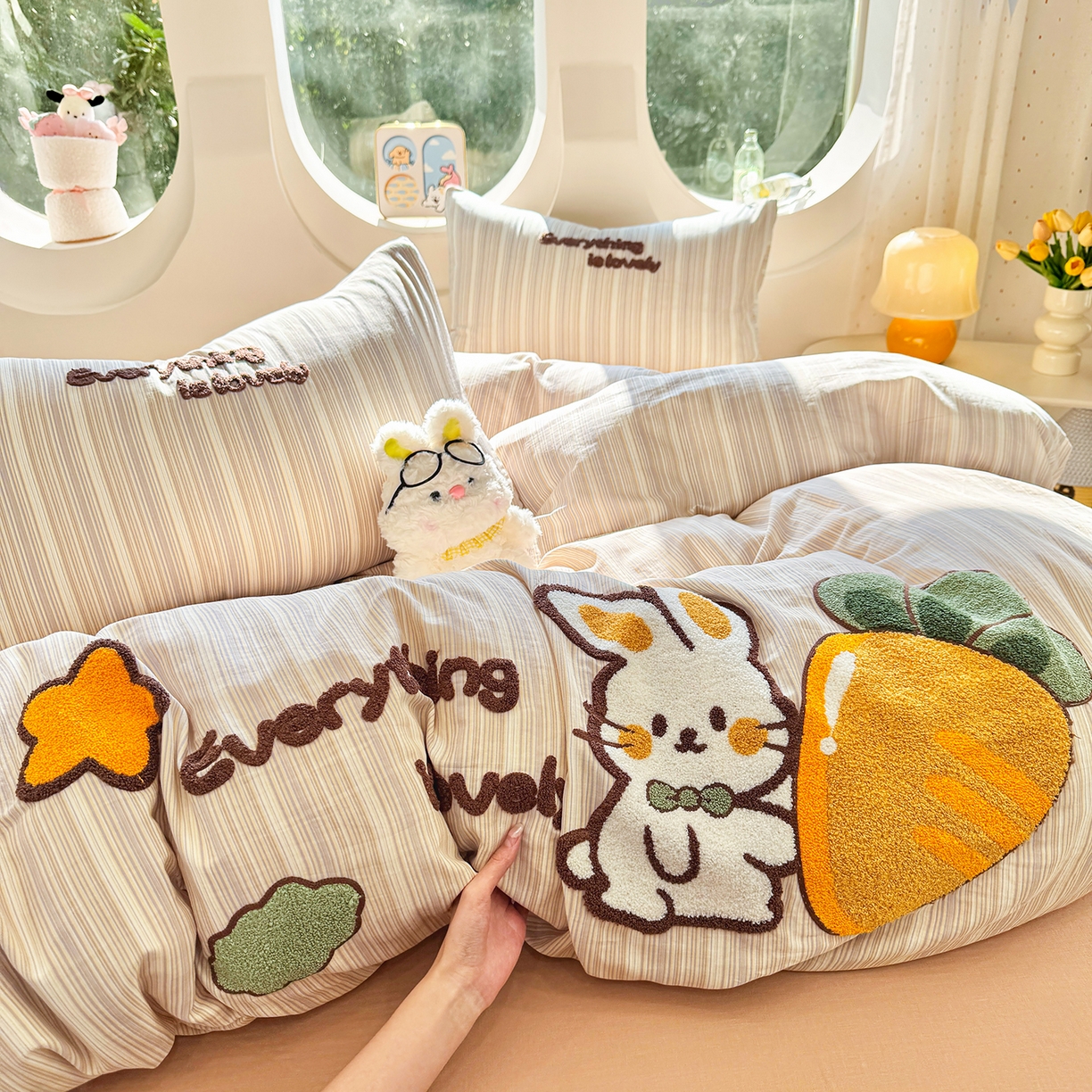 91家纺网 家纺一手货源 找家纺 爱思佳 2026新款双层纱印+毛巾绣系列四件套 萝卜兔