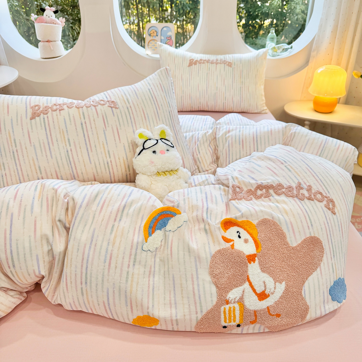 91家纺网 家纺一手货源 找家纺 爱思佳 2026新款双层纱印+毛巾绣系列四件套 旅行鸭