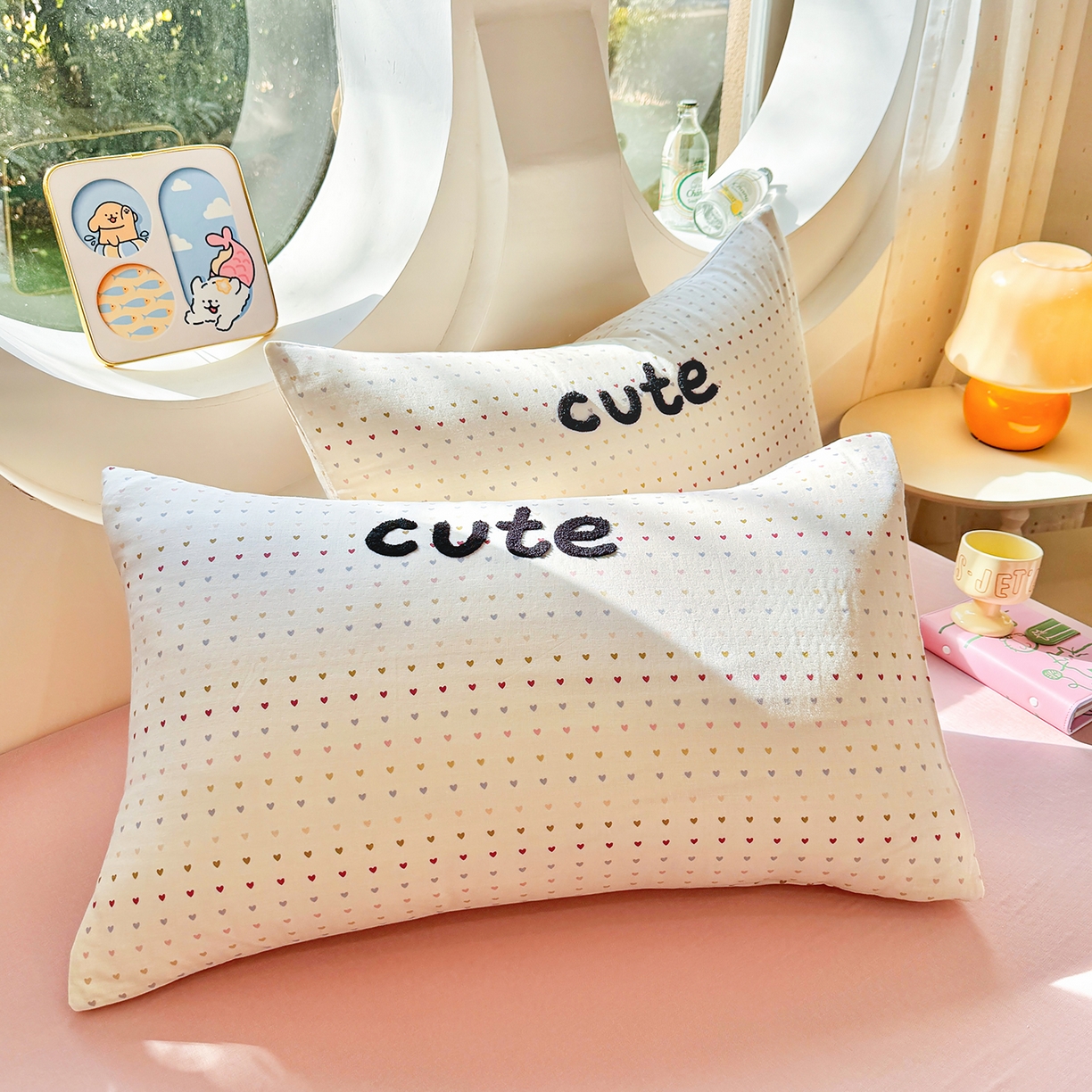 91家纺网 家纺一手货源 找家纺 爱思佳 2026新款双层纱印+毛巾绣系列四件套 可爱女孩