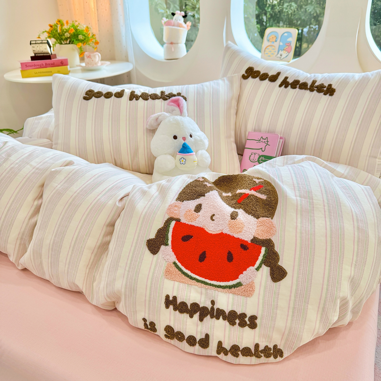 91家纺网 家纺一手货源 找家纺 爱思佳 2026新款双层纱印+毛巾绣系列四件套 西瓜女孩