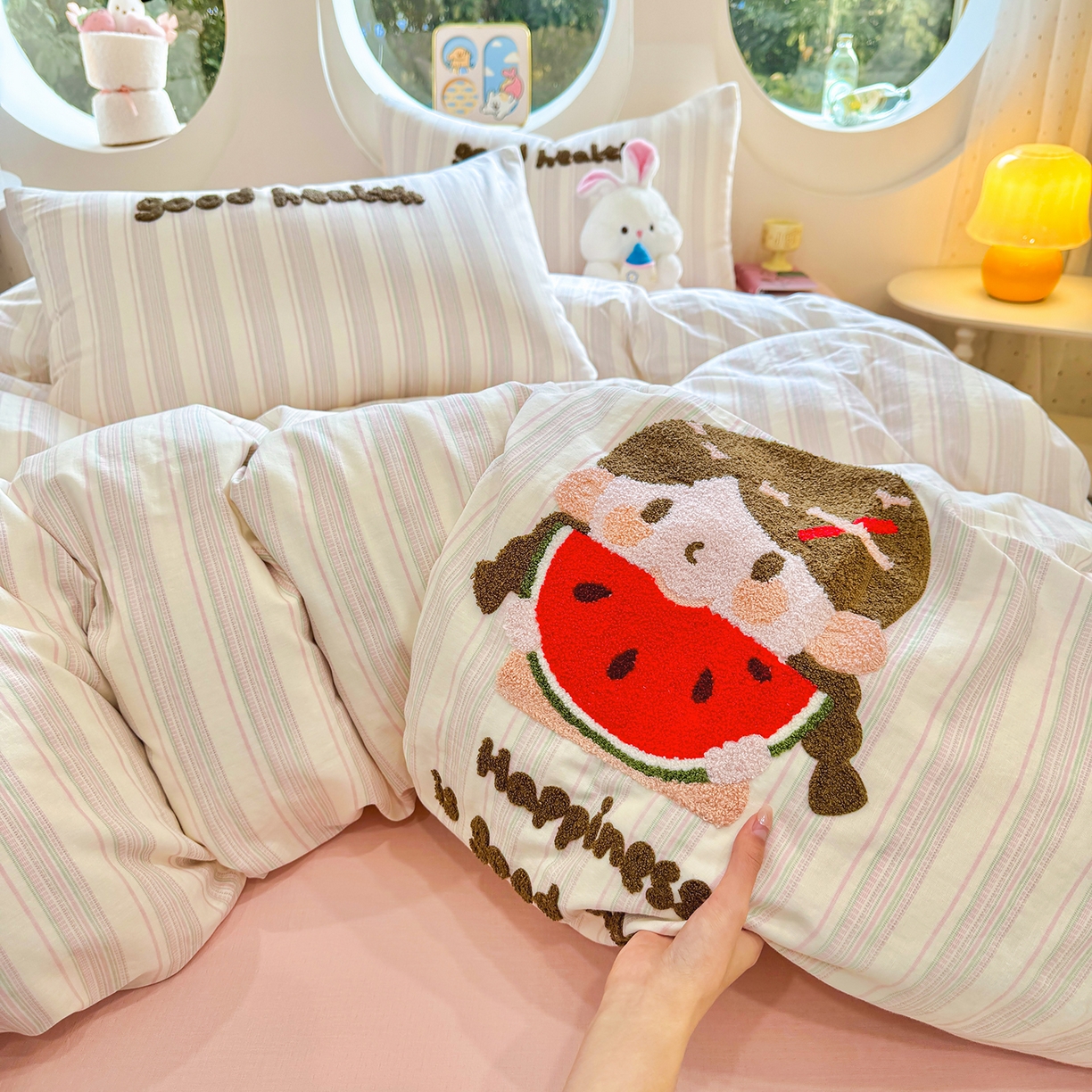 91家纺网 家纺一手货源 找家纺 爱思佳 2026新款双层纱印+毛巾绣系列四件套 西瓜女孩