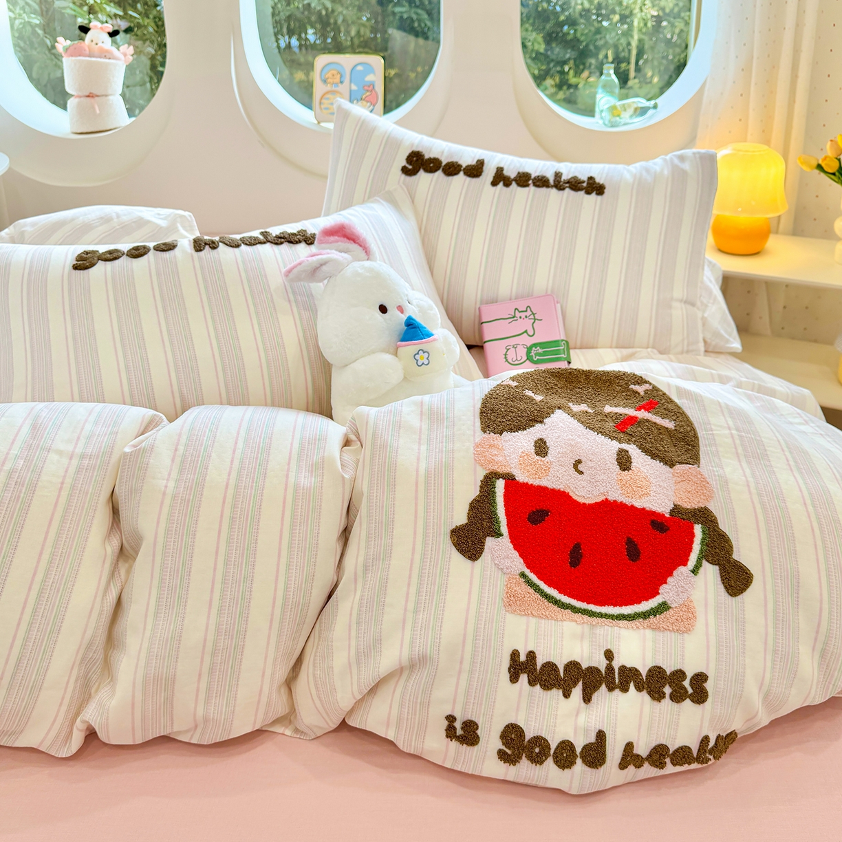 91家纺网 家纺一手货源 找家纺 爱思佳 2026新款双层纱印+毛巾绣系列四件套 西瓜女孩