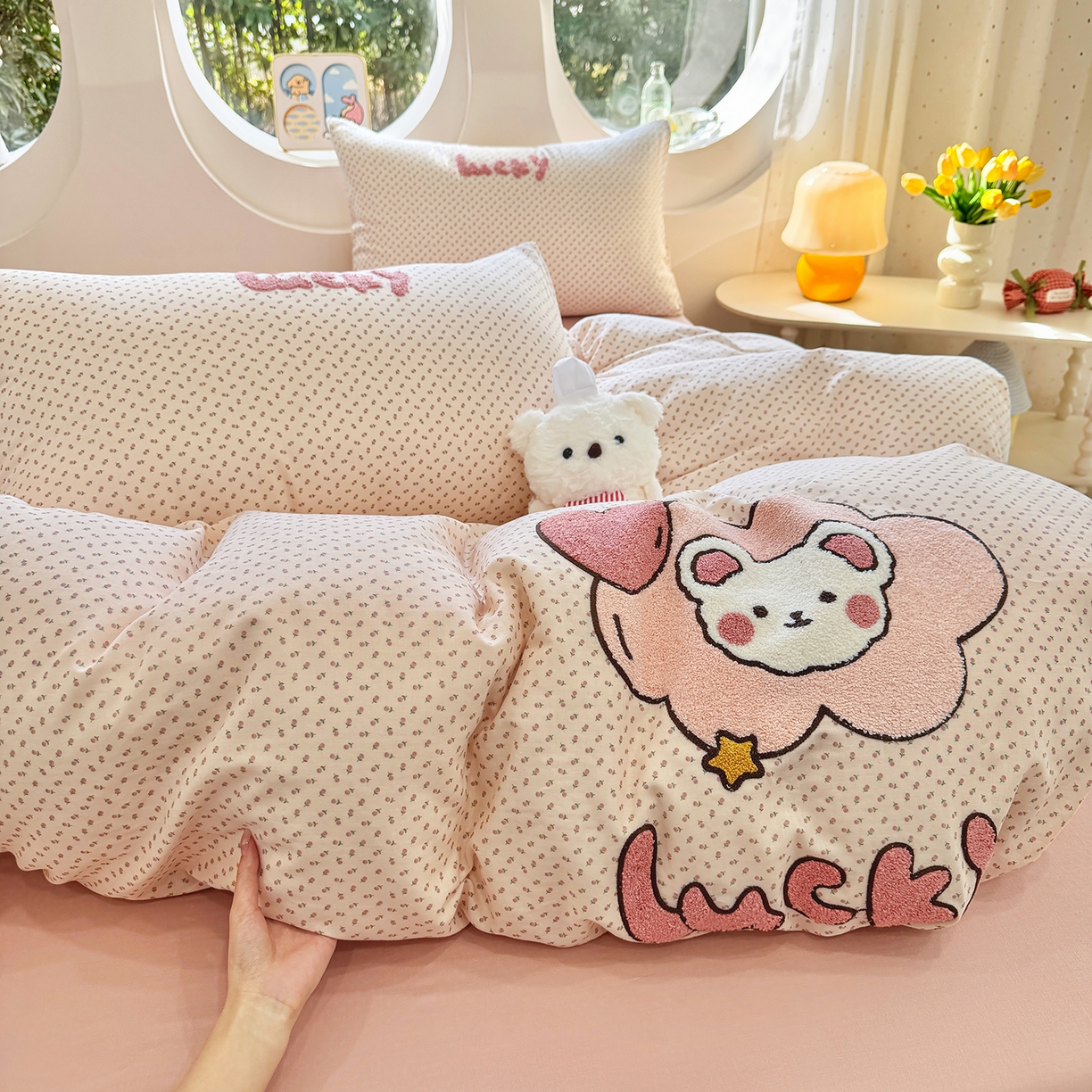 91家纺网 家纺一手货源 找家纺 爱思佳 2026新款双层纱印+毛巾绣系列四件套 幸运熊