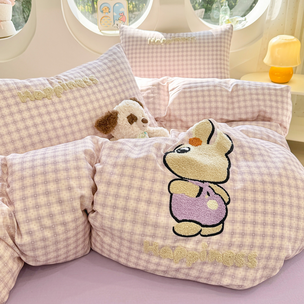 91家纺网 家纺一手货源 找家纺 爱思佳 2026新款双层纱印+毛巾绣系列四件套 背带兔