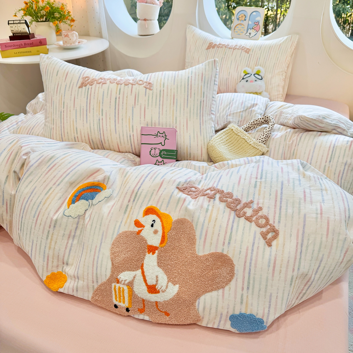 91家纺网 家纺一手货源 找家纺 爱思佳 2026新款双层纱印+毛巾绣系列四件套 旅行鸭