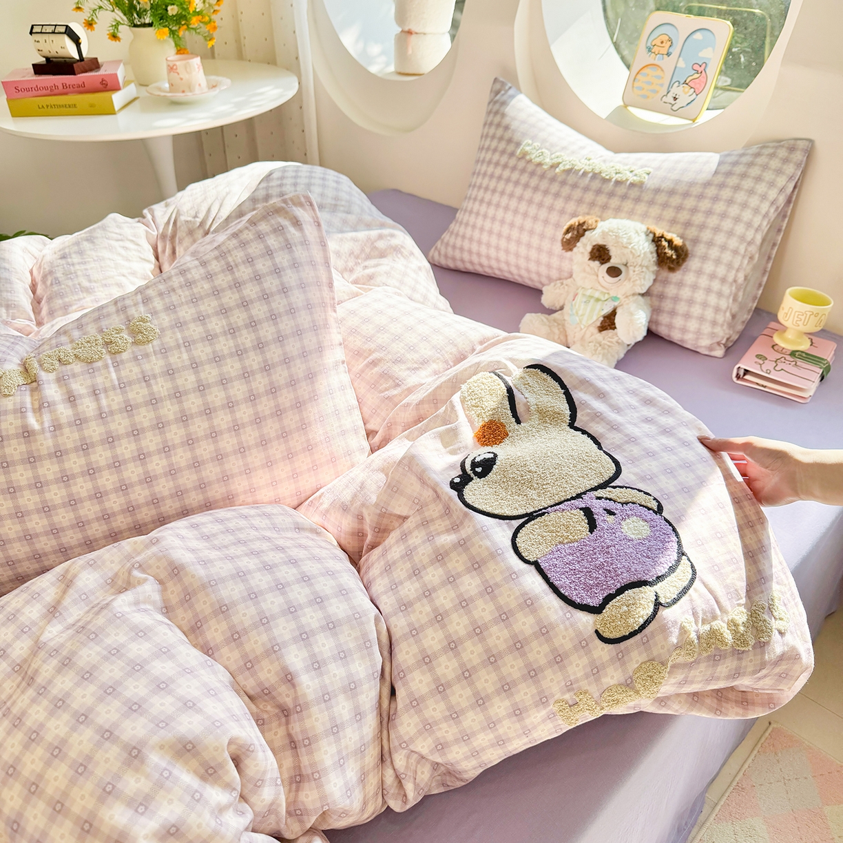 91家纺网 家纺一手货源 找家纺 爱思佳 2026新款双层纱印+毛巾绣系列四件套 背带兔