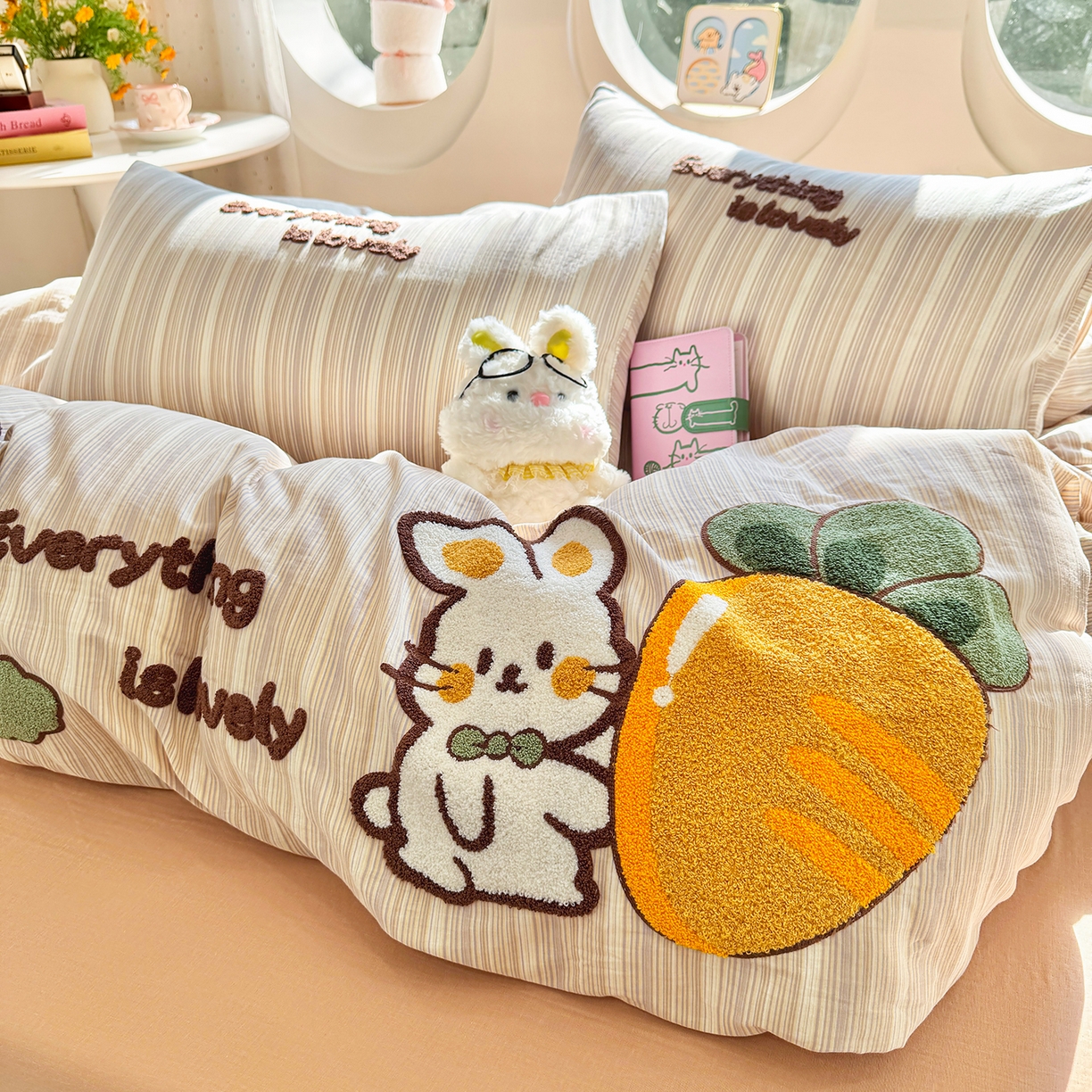 91家纺网 家纺一手货源 找家纺 爱思佳 2026新款双层纱印+毛巾绣系列四件套 萝卜兔