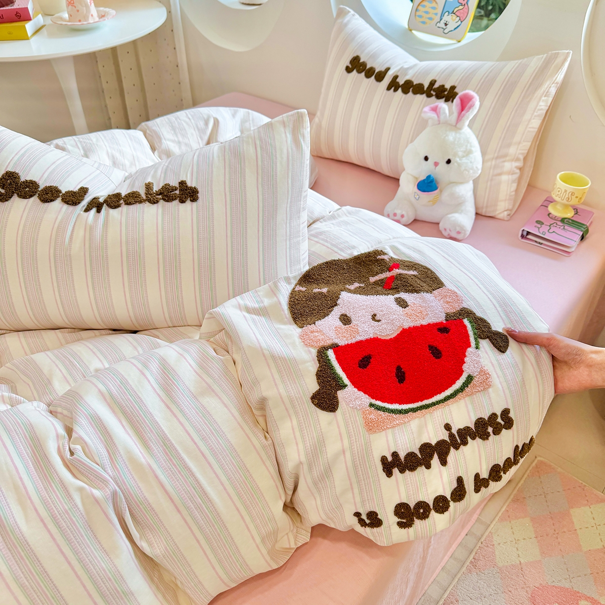 91家纺网 家纺一手货源 找家纺 爱思佳 2026新款双层纱印+毛巾绣系列四件套 西瓜女孩