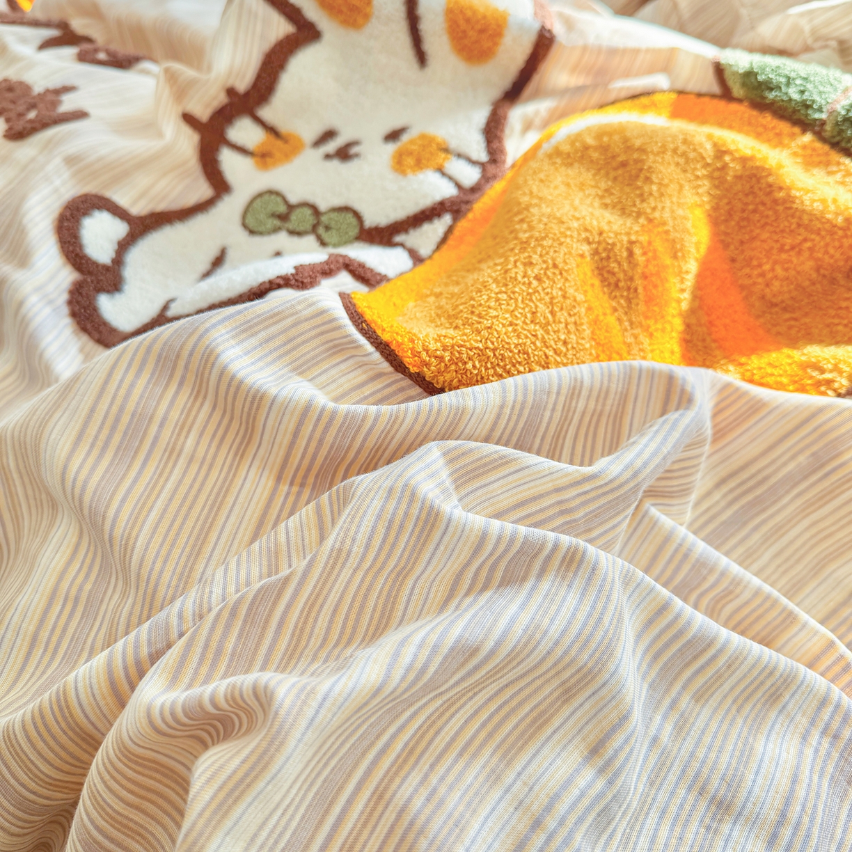 91家纺网 家纺一手货源 找家纺 爱思佳 2026新款双层纱印+毛巾绣系列四件套 萝卜兔