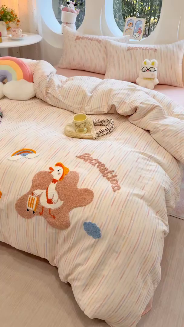 91家纺网 家纺一手货源 找家纺 爱思佳 2026新款双层纱印+毛巾绣系列四件套 旅行鸭