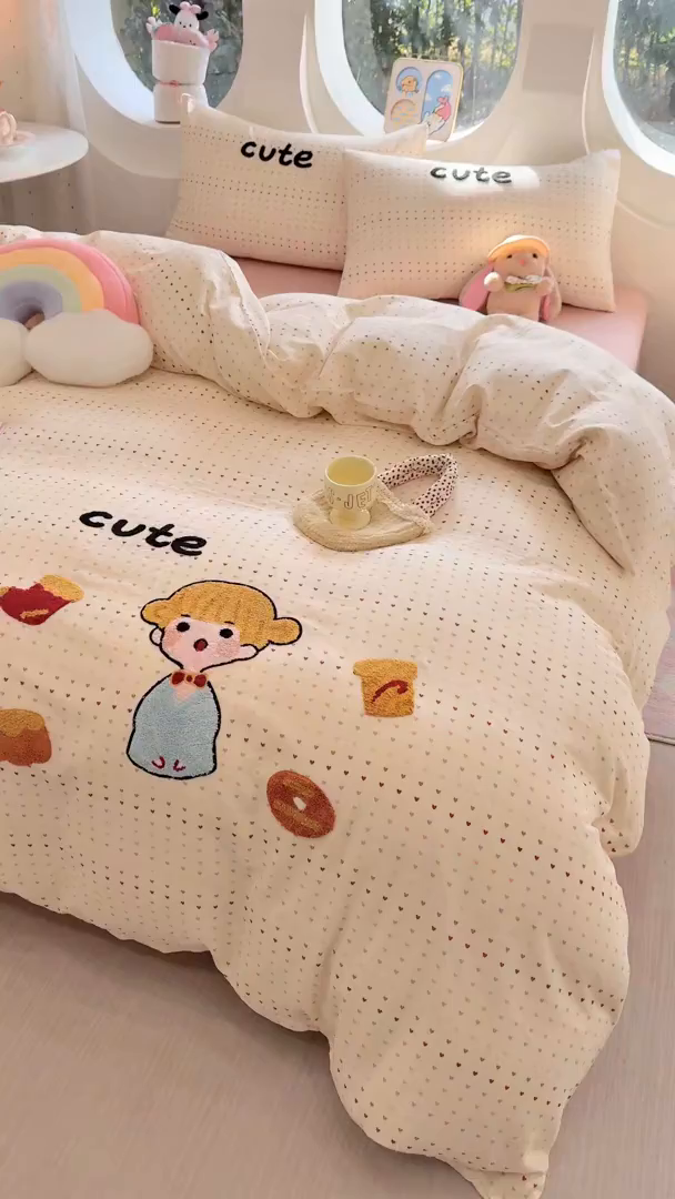 91家纺网 家纺一手货源 找家纺 爱思佳 2026新款双层纱印+毛巾绣系列四件套 可爱女孩