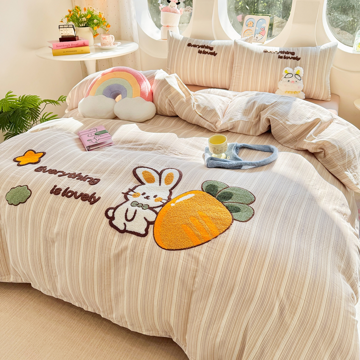 91家纺网 家纺一手货源 找家纺 爱思佳 2026新款双层纱印+毛巾绣系列四件套 萝卜兔