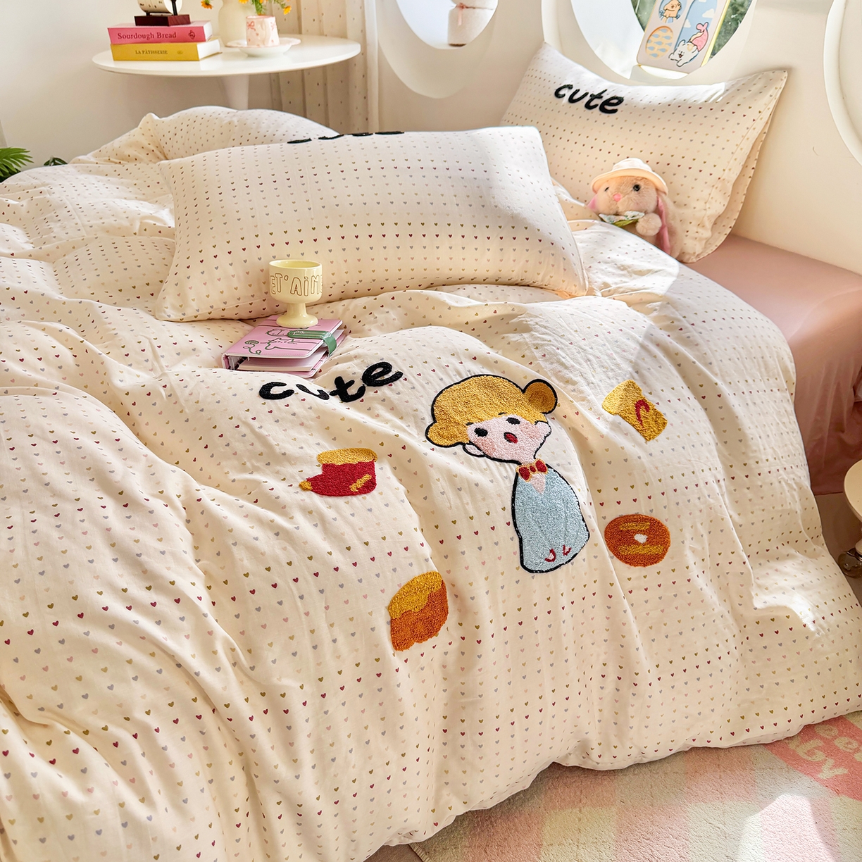 91家纺网 家纺一手货源 找家纺 爱思佳 2026新款双层纱印+毛巾绣系列四件套 可爱女孩