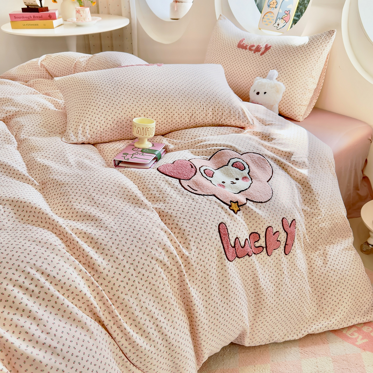 91家纺网 家纺一手货源 找家纺 爱思佳 2026新款双层纱印+毛巾绣系列四件套 幸运熊