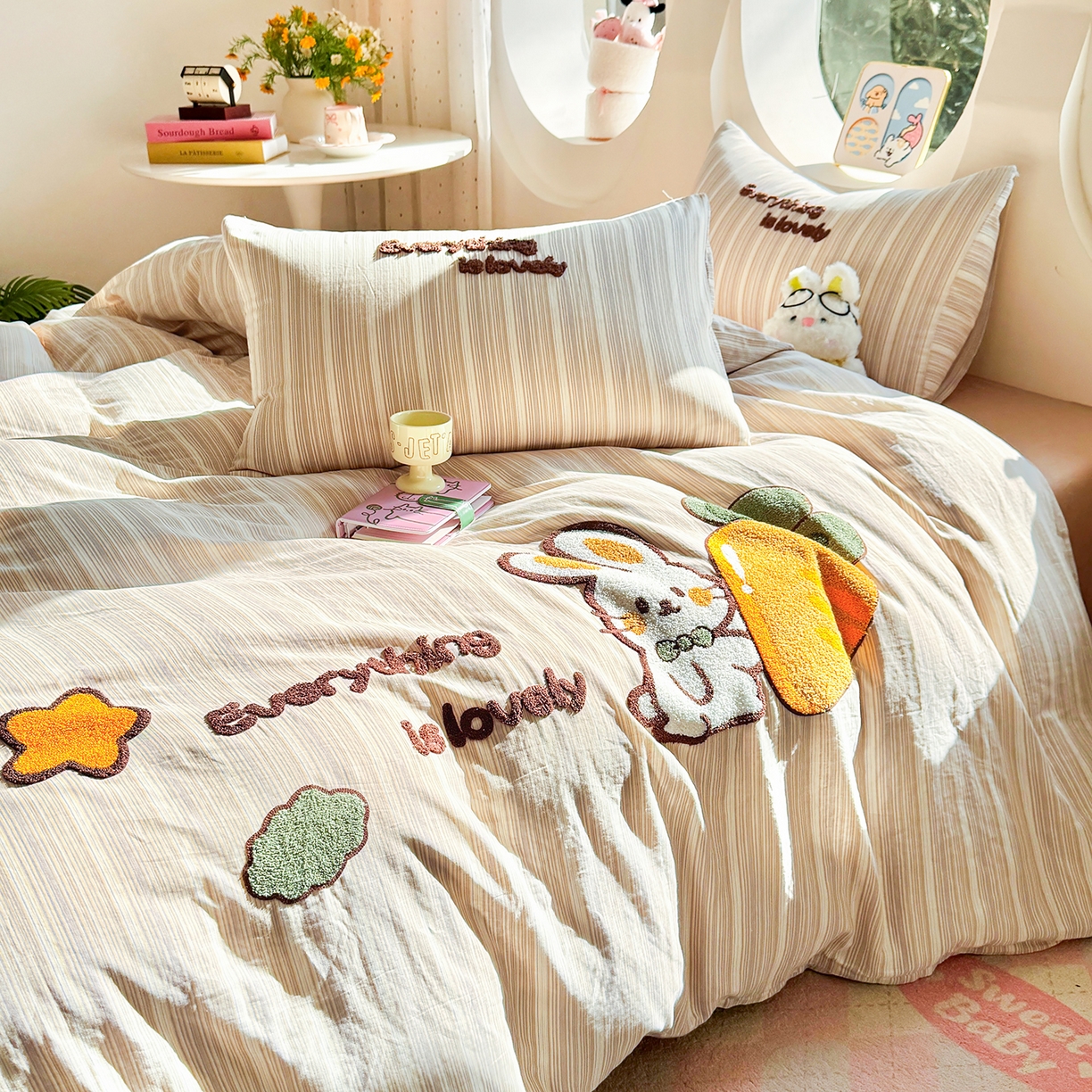 91家纺网 家纺一手货源 找家纺 爱思佳 2026新款双层纱印+毛巾绣系列四件套 萝卜兔