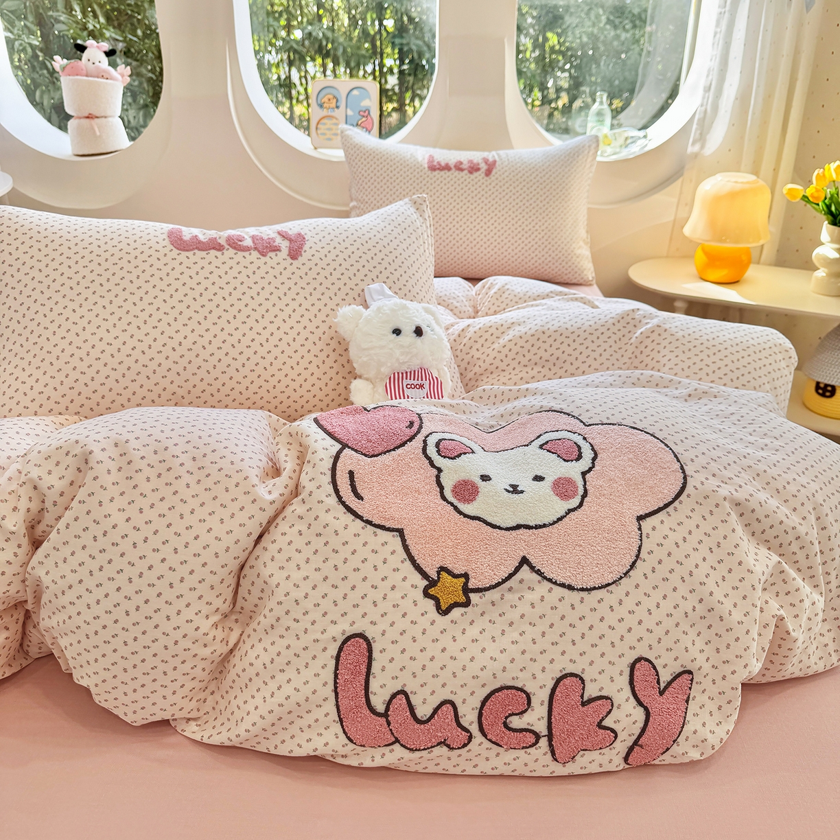 91家纺网 家纺一手货源 找家纺 爱思佳 2026新款双层纱印+毛巾绣系列四件套 幸运熊