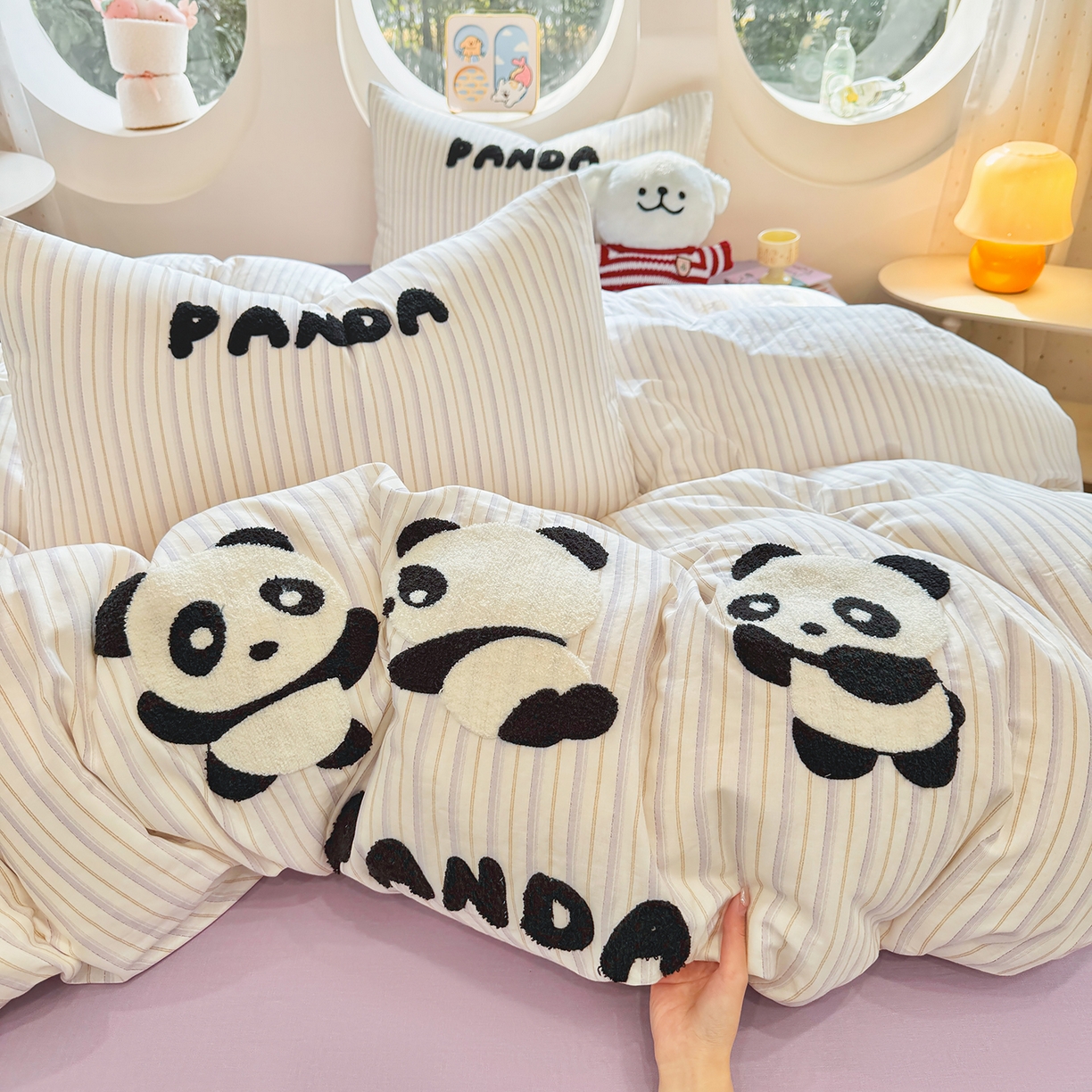 91家纺网 家纺一手货源 找家纺 爱思佳 2026新款双层纱印+毛巾绣系列四件套 熊猫团子