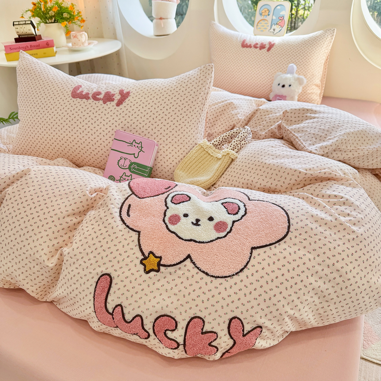 91家纺网 家纺一手货源 找家纺 爱思佳 2026新款双层纱印+毛巾绣系列四件套 幸运熊