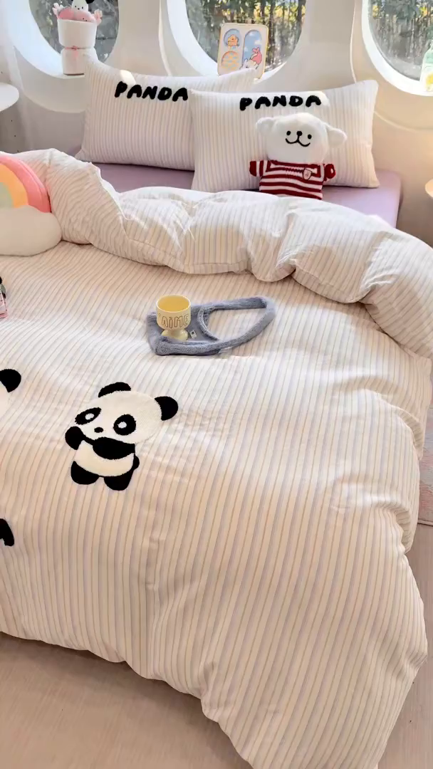 91家纺网 家纺一手货源 找家纺 爱思佳 2026新款双层纱印+毛巾绣系列四件套 熊猫团子