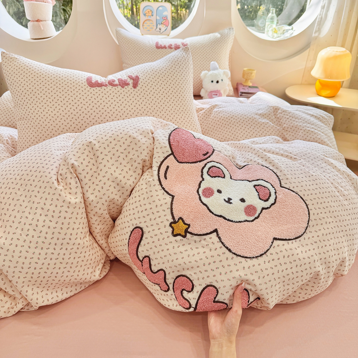 91家纺网 家纺一手货源 找家纺 爱思佳 2026新款双层纱印+毛巾绣系列四件套 幸运熊