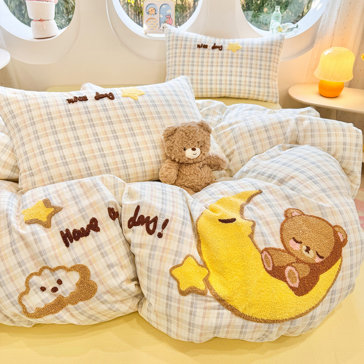 91家纺网 家纺一手货源 找家纺 爱思佳 2026新款双层纱印+毛巾绣系列四件套 月亮熊