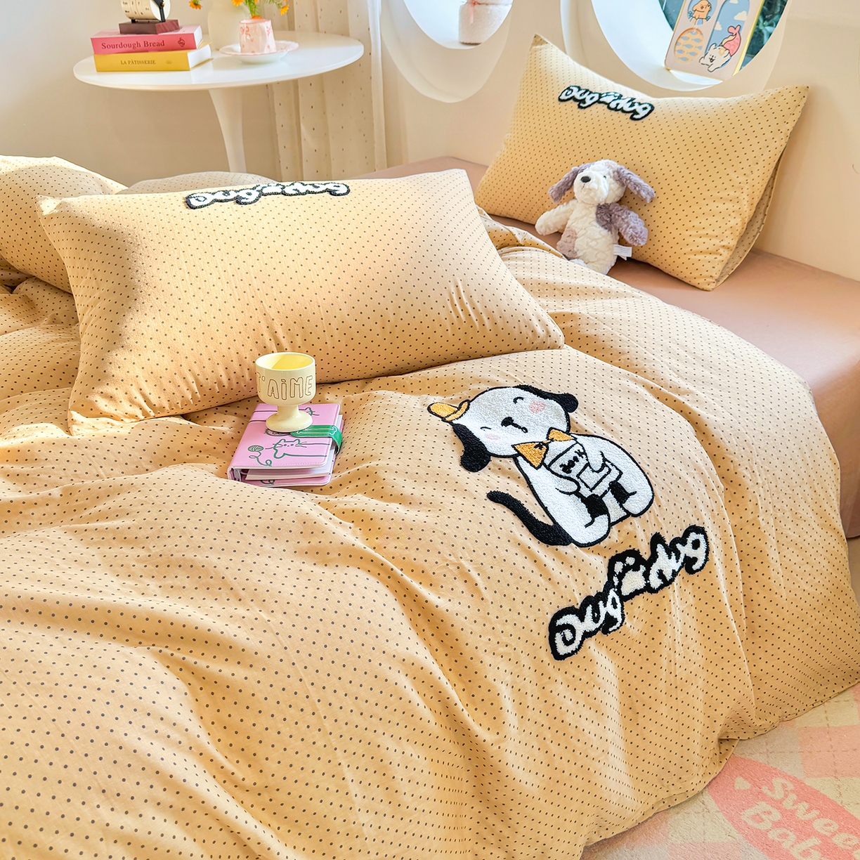 91家纺网 家纺一手货源 找家纺 爱思佳 2026新款双层纱印+毛巾绣系列四件套 绅士狗