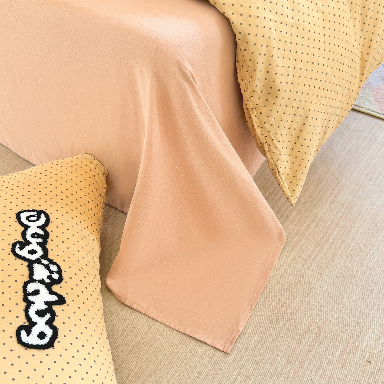 91家纺网 家纺一手货源 找家纺 爱思佳 2026新款双层纱印+毛巾绣系列四件套 绅士狗