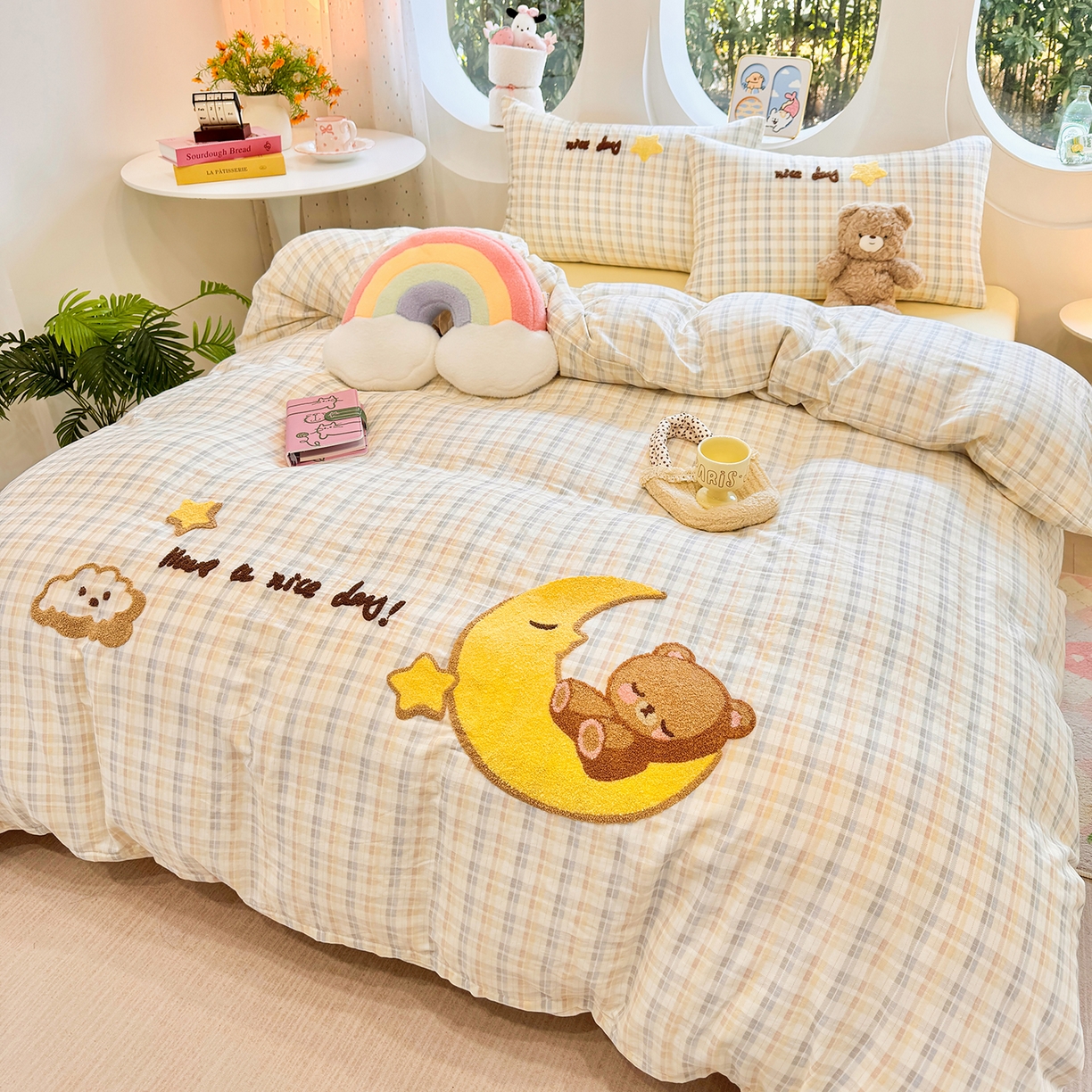 91家纺网 家纺一手货源 找家纺 爱思佳 2026新款双层纱印+毛巾绣系列四件套 月亮熊