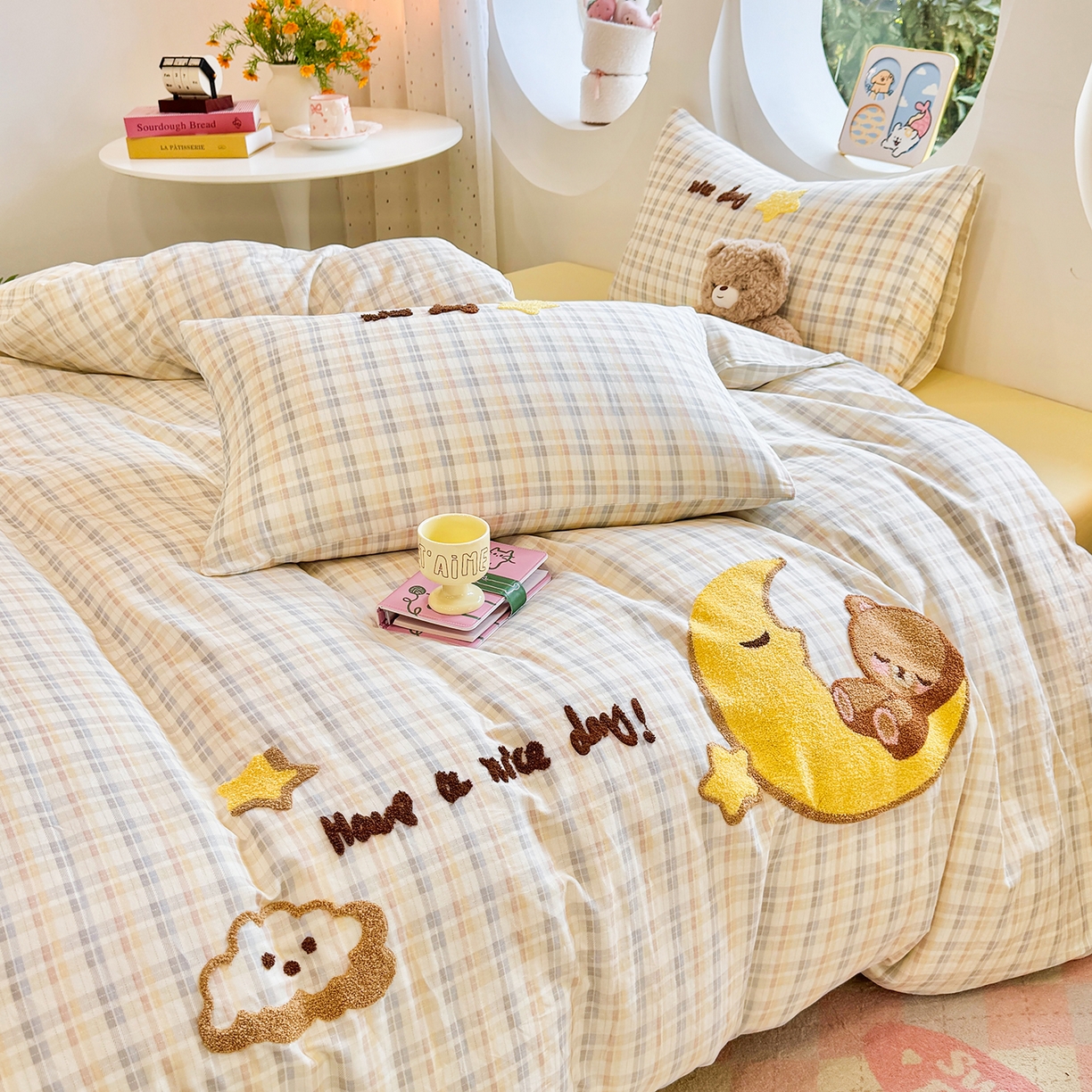 91家纺网 家纺一手货源 找家纺 爱思佳 2026新款双层纱印+毛巾绣系列四件套 月亮熊