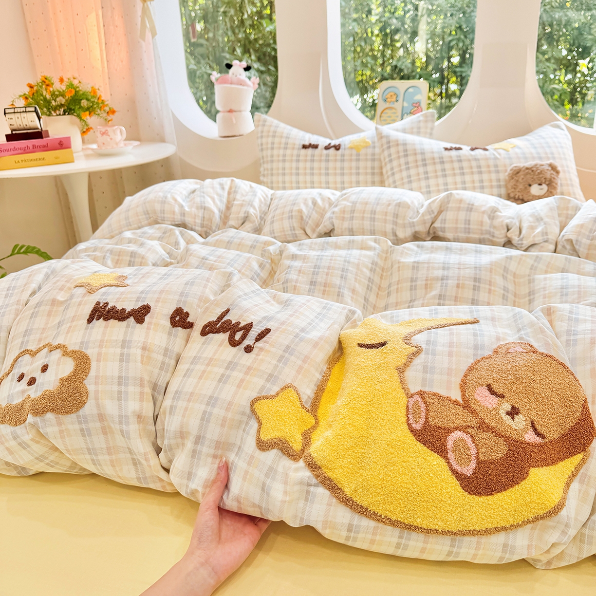 91家纺网 家纺一手货源 找家纺 爱思佳 2026新款双层纱印+毛巾绣系列四件套 月亮熊