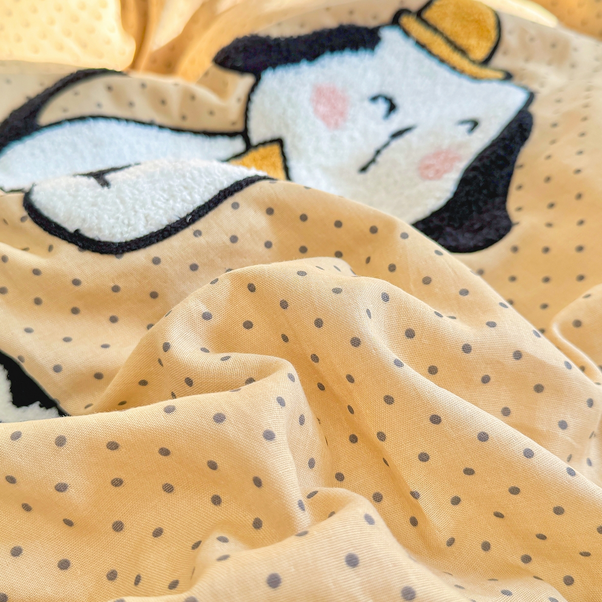 91家纺网 家纺一手货源 找家纺 爱思佳 2026新款双层纱印+毛巾绣系列四件套 绅士狗