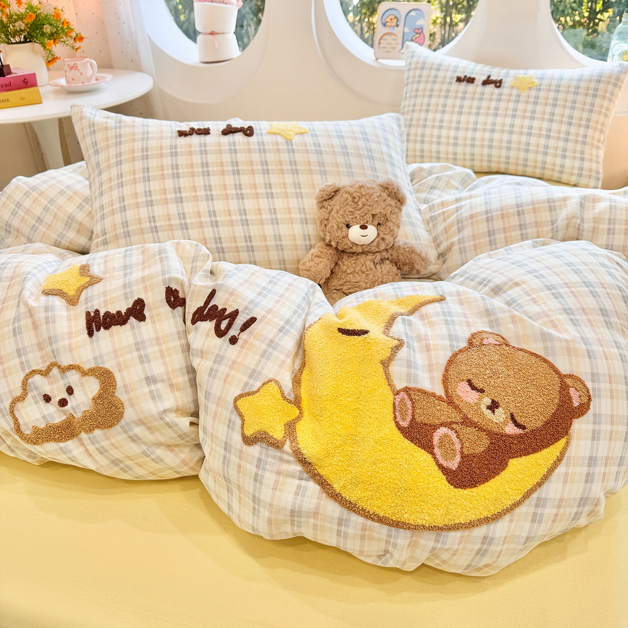 91家纺网 家纺一手货源 找家纺 爱思佳 2026新款双层纱印+毛巾绣系列四件套 月亮熊