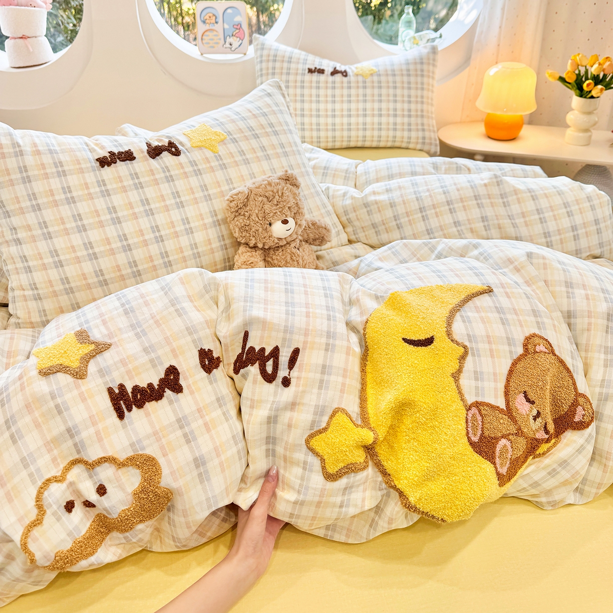 91家纺网 家纺一手货源 找家纺 爱思佳 2026新款双层纱印+毛巾绣系列四件套 月亮熊