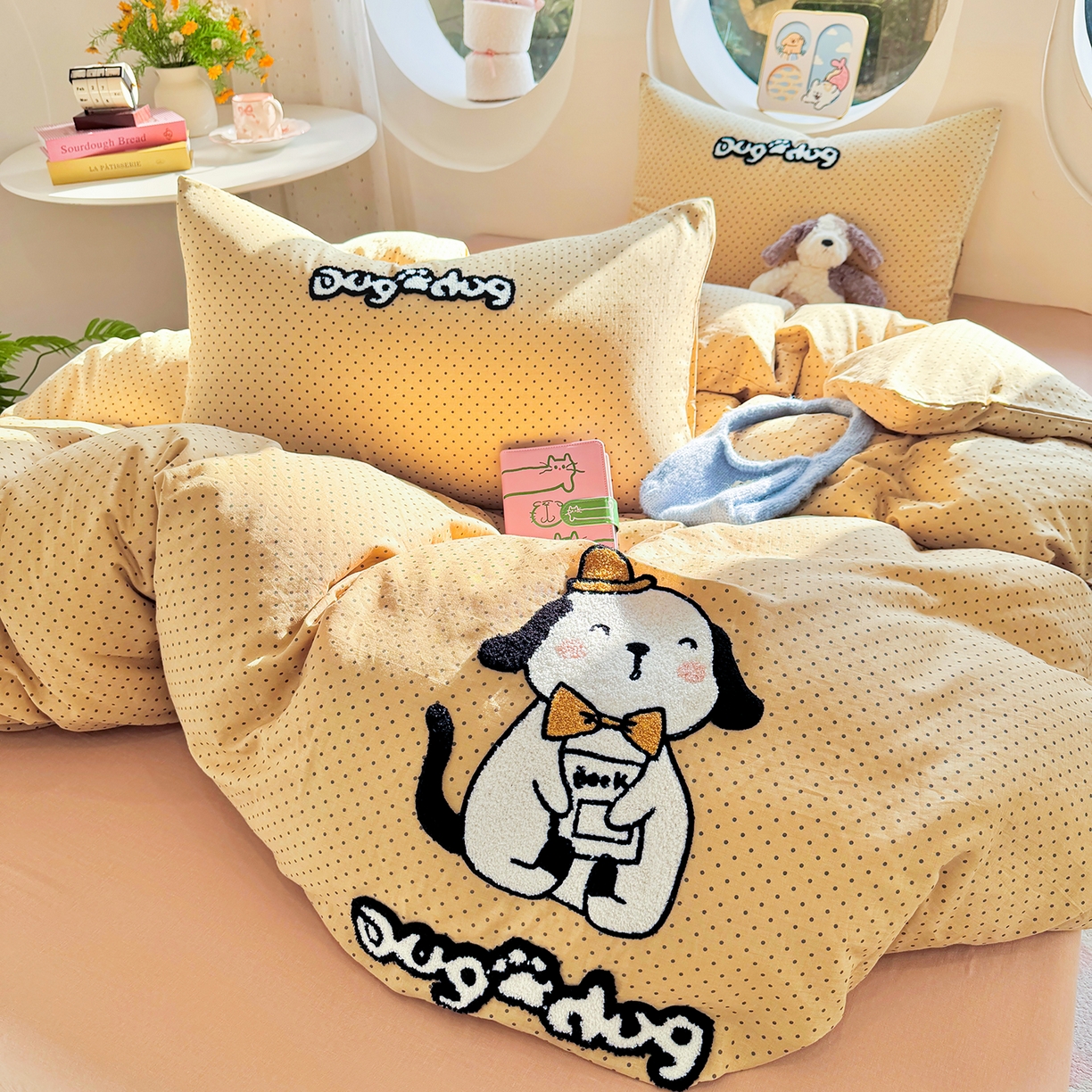 91家纺网 家纺一手货源 找家纺 爱思佳 2026新款双层纱印+毛巾绣系列四件套 绅士狗