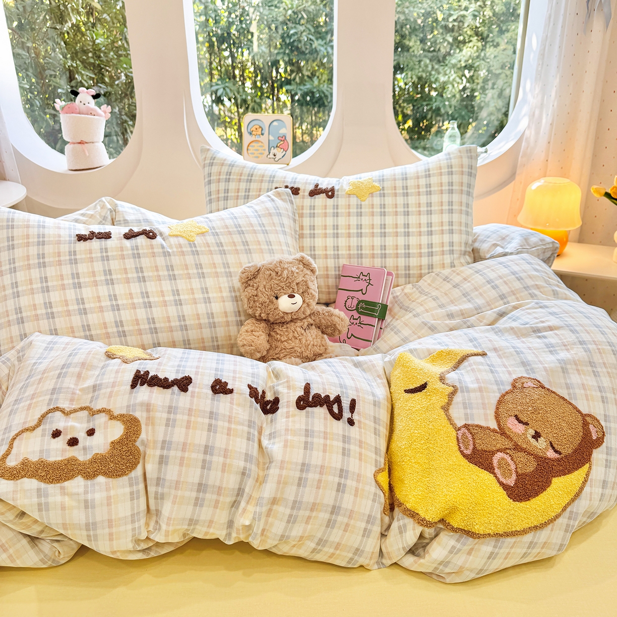 91家纺网 家纺一手货源 找家纺 爱思佳 2026新款双层纱印+毛巾绣系列四件套 月亮熊