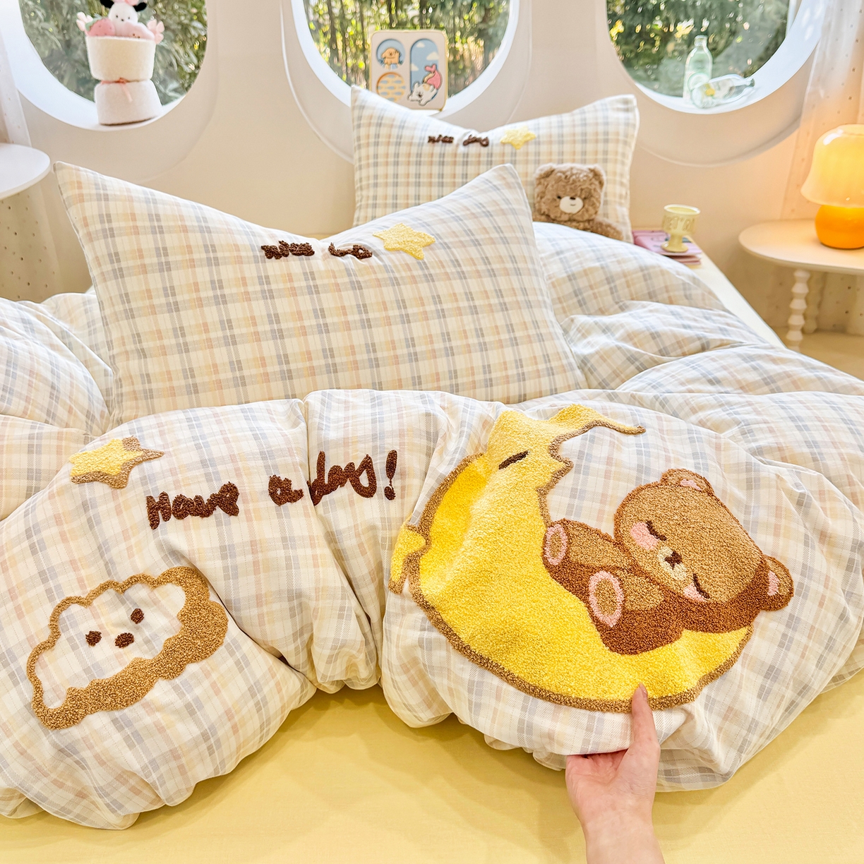 91家纺网 家纺一手货源 找家纺 爱思佳 2026新款双层纱印+毛巾绣系列四件套 月亮熊