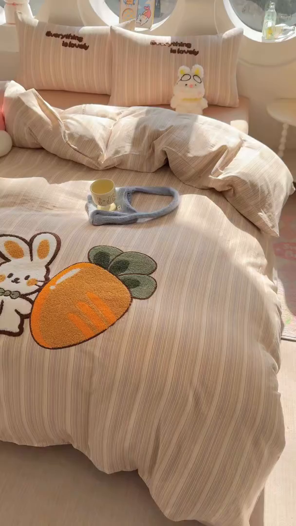 91家纺网 家纺一手货源 找家纺 爱思佳 2026新款双层纱印+毛巾绣系列四件套 萝卜兔