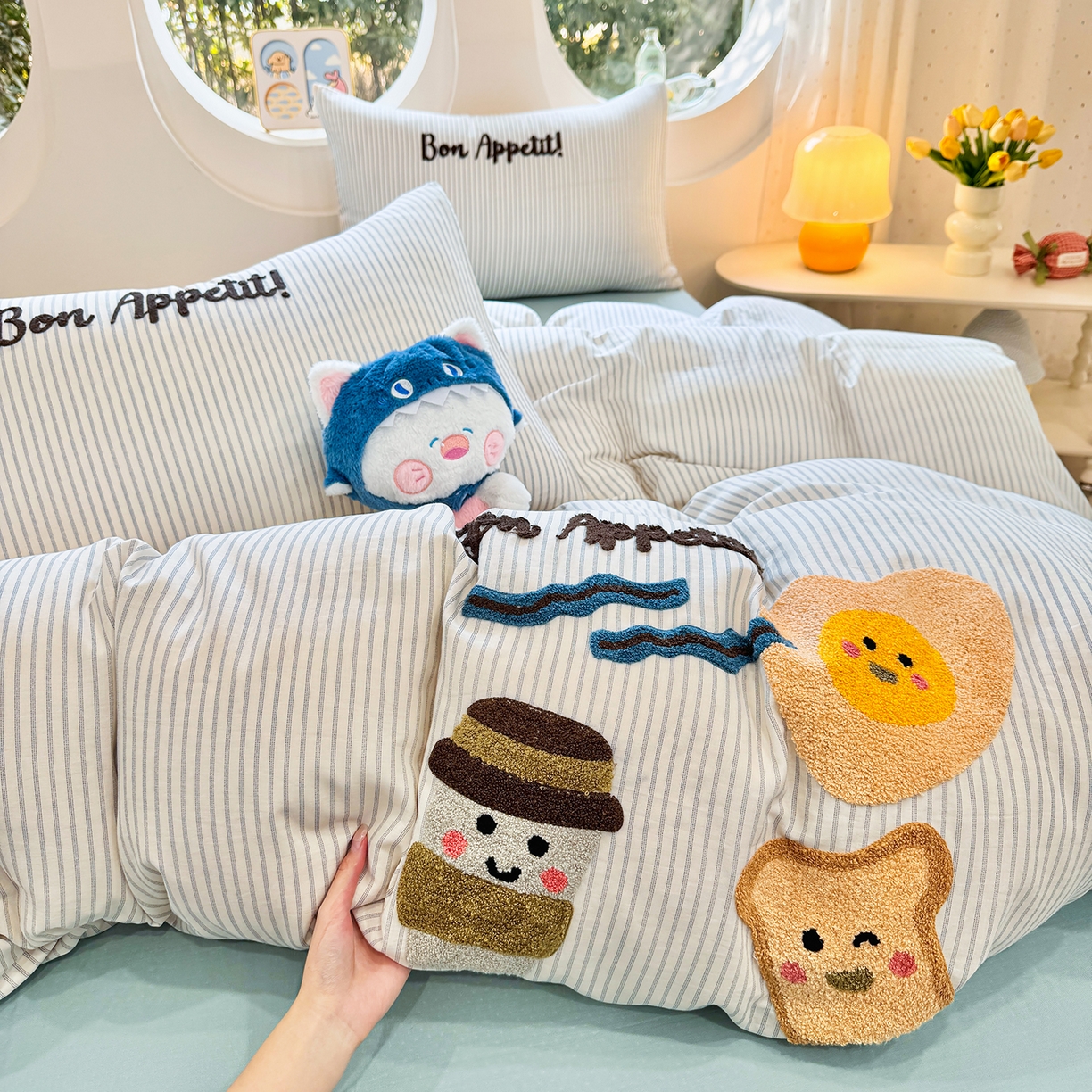 91家纺网 家纺一手货源 找家纺 爱思佳 2026新款双层纱印+毛巾绣系列四件套 元气满满