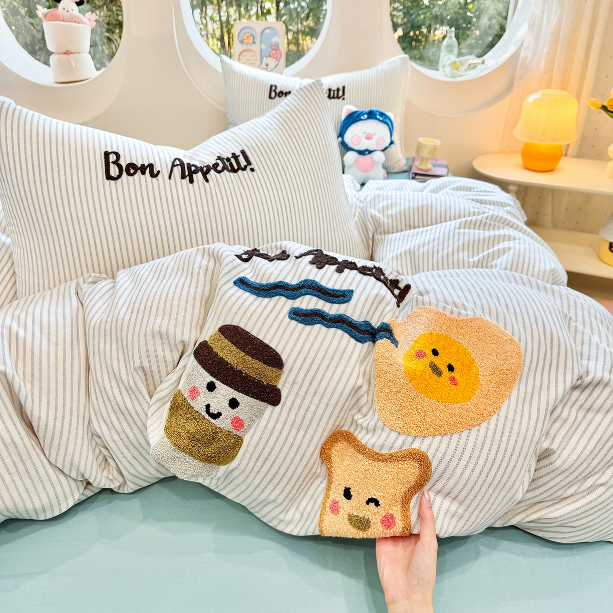 91家纺网 家纺一手货源 找家纺 爱思佳 2026新款双层纱印+毛巾绣系列四件套 元气满满