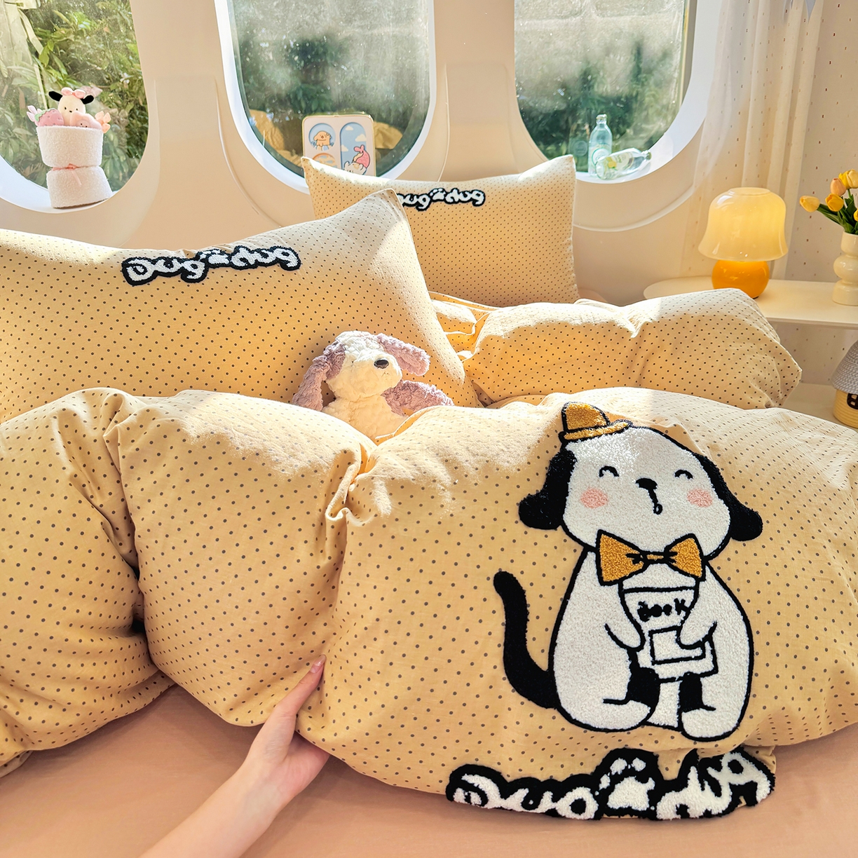 91家纺网 家纺一手货源 找家纺 爱思佳 2026新款双层纱印+毛巾绣系列四件套 绅士狗