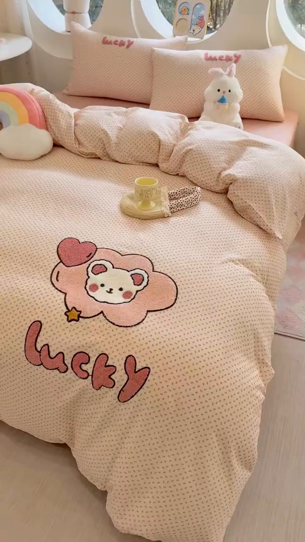 91家纺网 家纺一手货源 找家纺 爱思佳 2026新款双层纱印+毛巾绣系列四件套 幸运熊