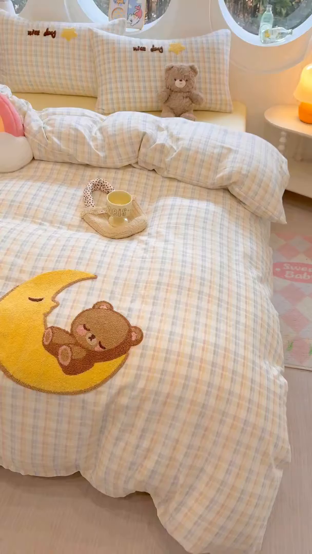 91家纺网 家纺一手货源 找家纺 爱思佳 2026新款双层纱印+毛巾绣系列四件套 月亮熊