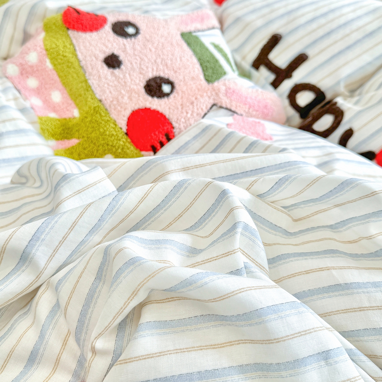 91家纺网 家纺一手货源 找家纺 爱思佳 2026新款双层纱印+毛巾绣系列四件套 happy兔-肉桂玉