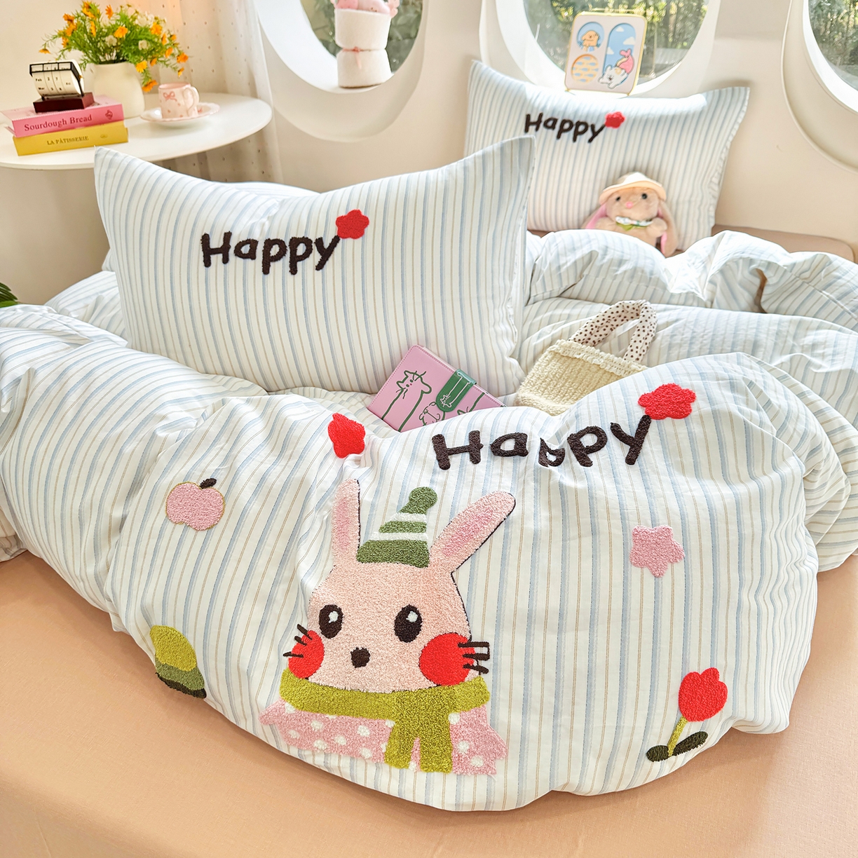 91家纺网 家纺一手货源 找家纺 爱思佳 2026新款双层纱印+毛巾绣系列四件套 happy兔-肉桂玉