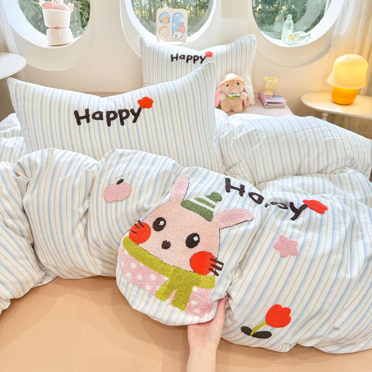 91家纺网 家纺一手货源 找家纺 爱思佳 2026新款双层纱印+毛巾绣系列四件套 happy兔-肉桂玉