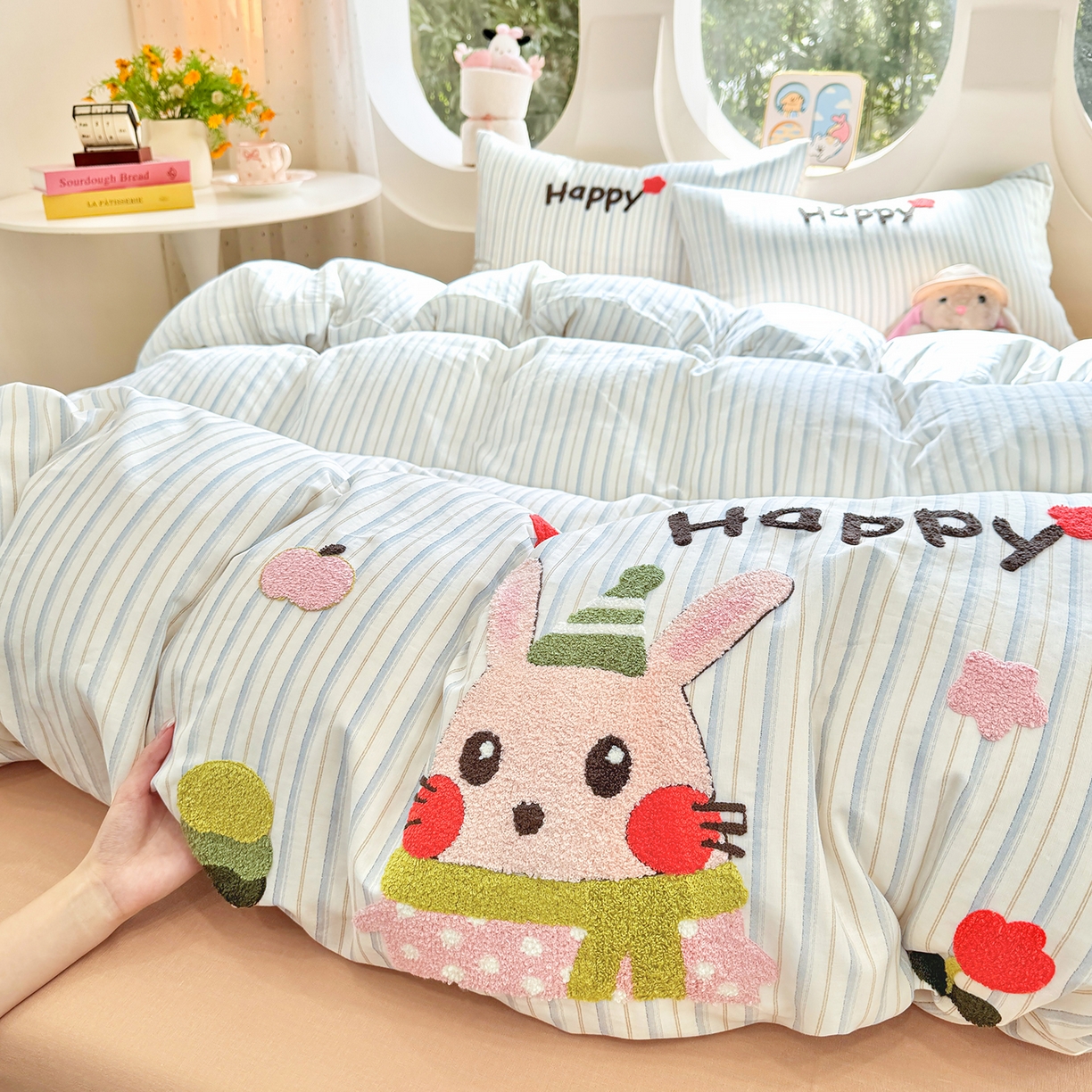 91家纺网 家纺一手货源 找家纺 爱思佳 2026新款双层纱印+毛巾绣系列四件套 happy兔-肉桂玉