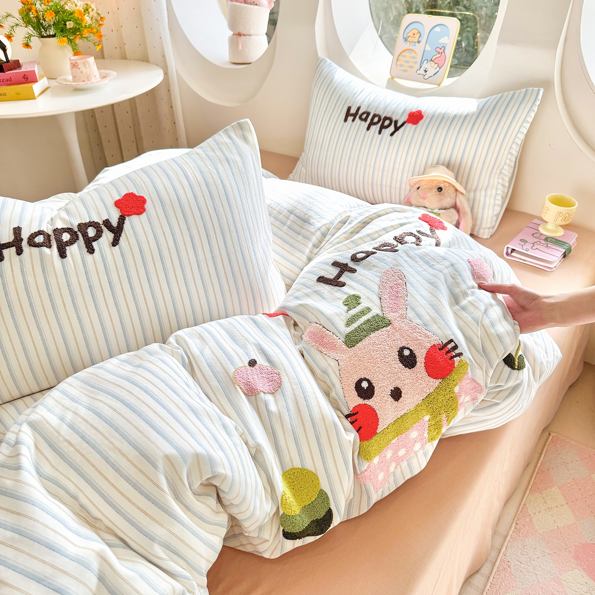 91家纺网 家纺一手货源 找家纺 爱思佳 2026新款双层纱印+毛巾绣系列四件套 happy兔-肉桂玉