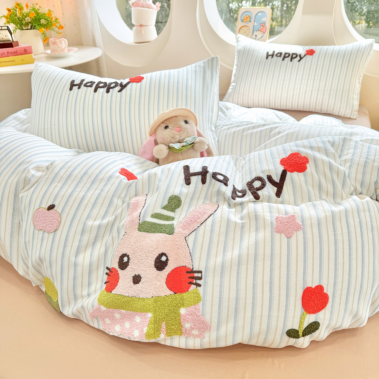 91家纺网 家纺一手货源 找家纺 爱思佳 2026新款双层纱印+毛巾绣系列四件套 happy兔-肉桂玉