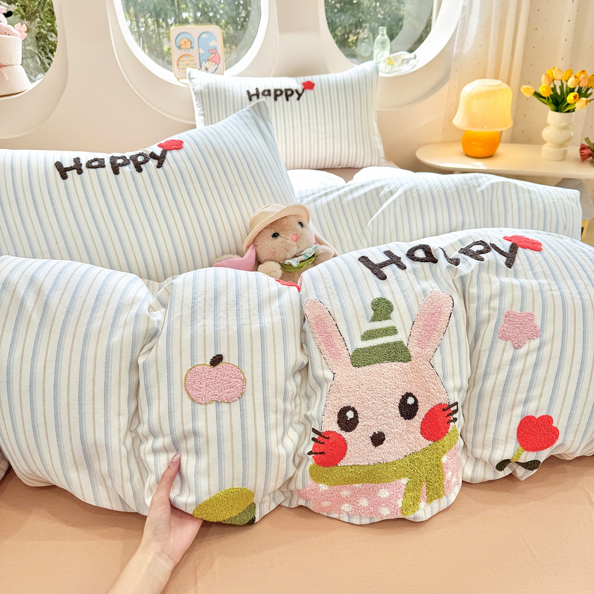 91家纺网 家纺一手货源 找家纺 爱思佳 2026新款双层纱印+毛巾绣系列四件套 happy兔-肉桂玉